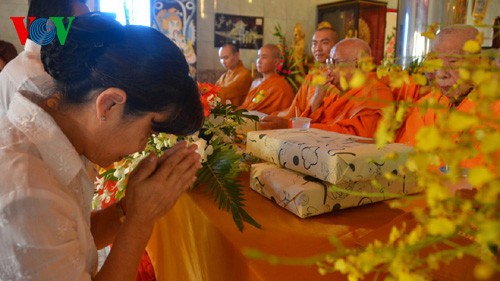 เทศกาลวูลาน๒๐๑๓เพื่อแสดงความกตัญญูต่อพ่อแม่ ของชมรมชาวเวียดนามในประเทศไทย - ảnh 9